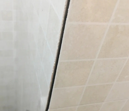 舞钢瓷砖空鼓维修公司分享阳台瓷砖脱落的修复过程可以分为以下几个步骤